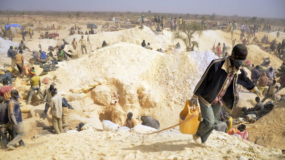 Při zhroucení zlatého dolu zemřelo v Burkině Faso devět lidí